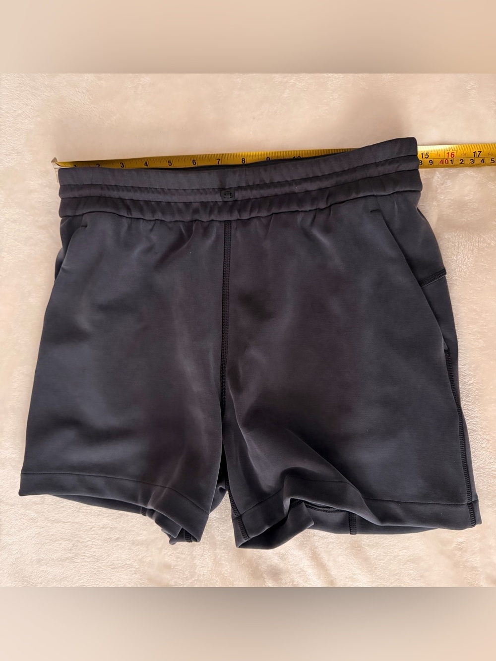Lululemon Softstreme High-Rise Short 4”Black
(Dark Charcoal/Graphite Grey tone)